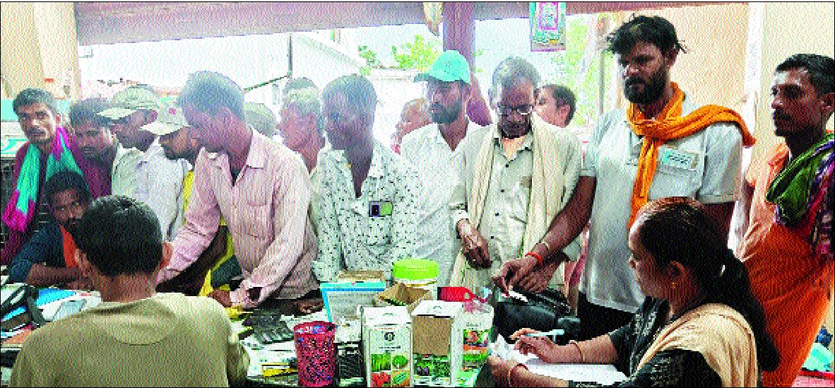 निर्धारित दर पर कराया गया खाद का वितरण