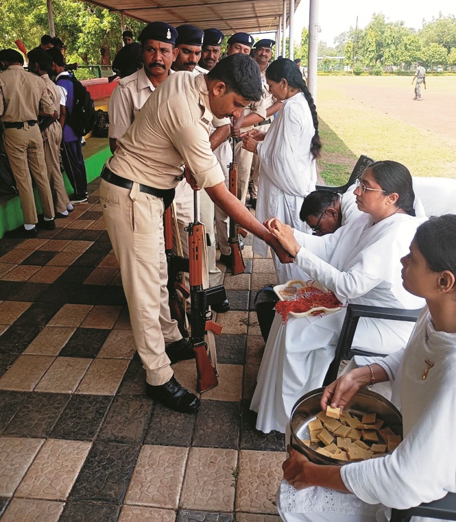 ब्रह्माकुमारी बहनों ने राखी बांधी
