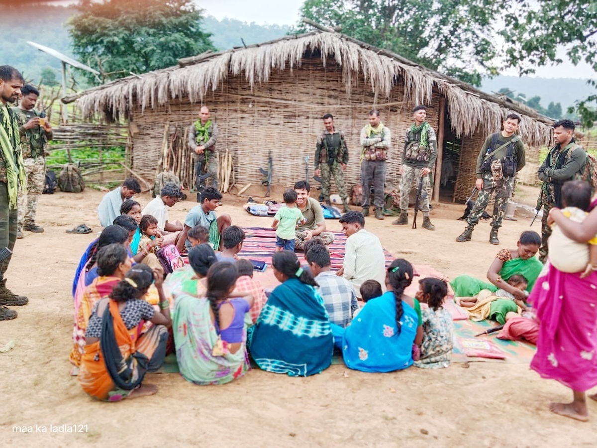एसपी पहुंचे नक्सल प्रभावित गांव, सुनी ग्रामीणों की समस्याएं
