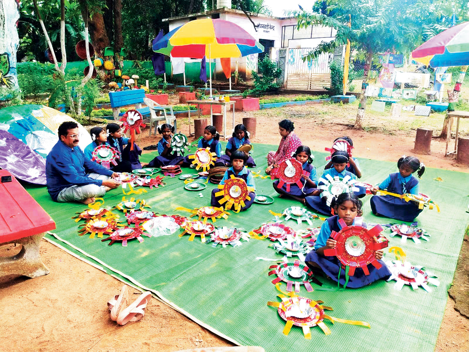 नन्हे हाथ बना रहे पेड़ों  को बांधने के लिए राखी