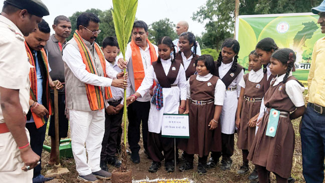 डिप्टी सीएम विजय शर्मा ने किय पौधरोपण