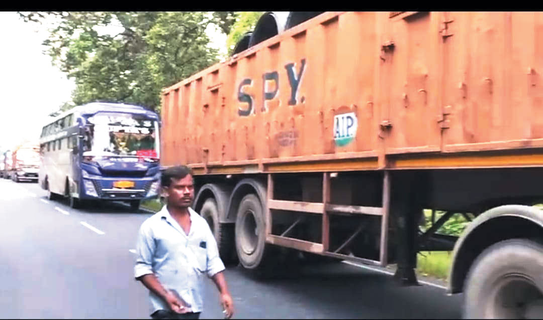 ट्रक खराब,एनएच  343 में 3 घंटे यातायात रहा बाधित