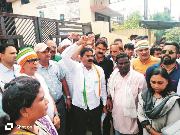 बिजली बिल हाफ योजना में कटौती, कांग्रेसियों ने फूंका सीएम का पुतला