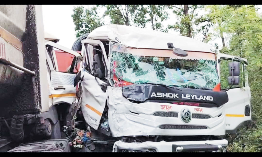 दो ट्रेलर की भिड़ंत, खलासी की मौत