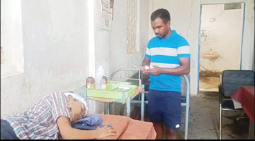 सडक़ दुर्घटना घायलों की मरहम-पट्टी सफाईकर्मी कर रहा !