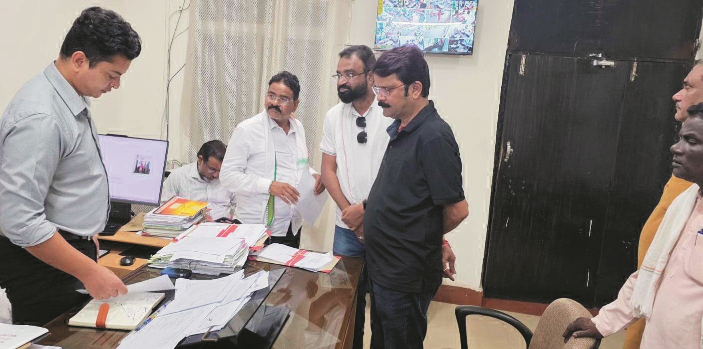 डॉक्टरों पर दुव्र्यवहार का आरोप, कांग्रेसियों ने की कार्रवाई की मांग