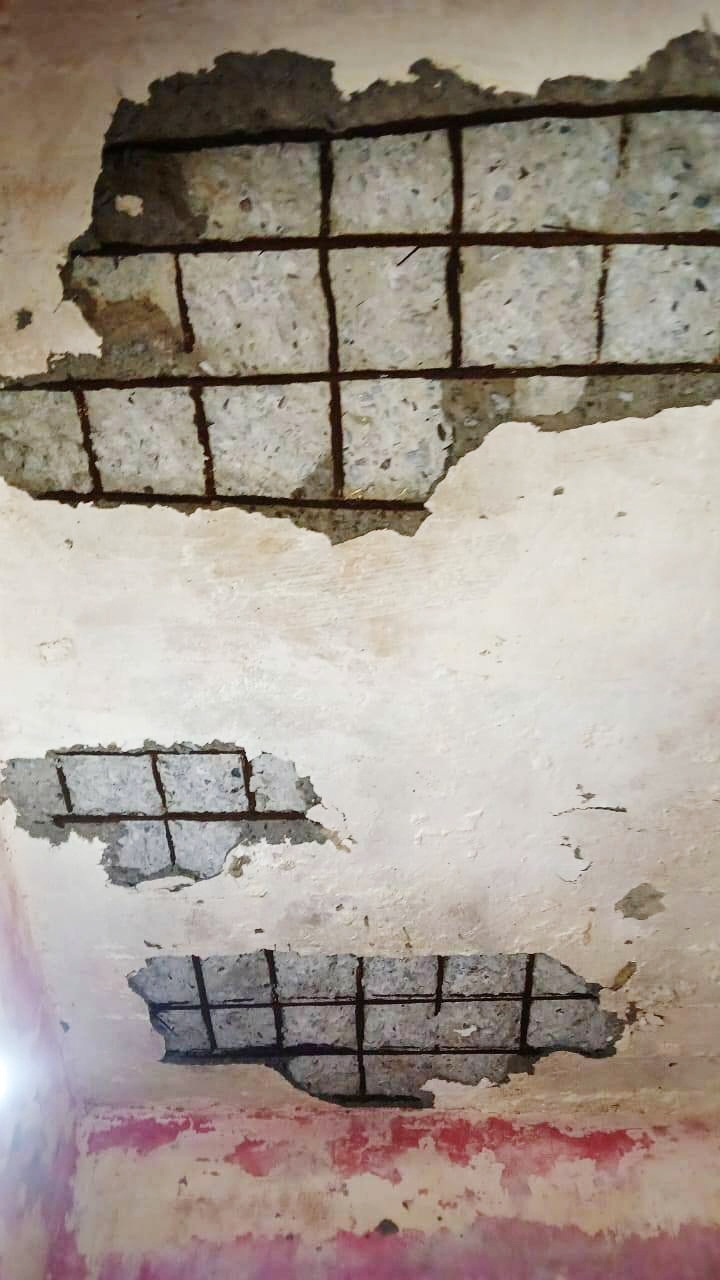 जर्जर आंगनबाड़ी केंद्र का छज्जा गिरा, स्टाफ की जान बची जर्जर आंगनबाड़ी केंद्र का छज्जा गिरा, स्टाफ की जान बची