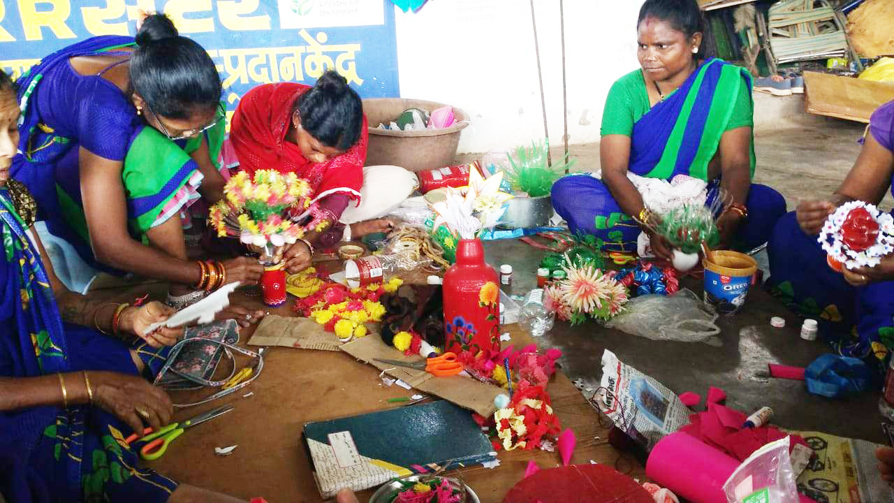 हर घर तिरंगा - हर घर स्वच्छता थीम पर बड़े बचेली में ‘कबाड़ से जुगाड़’ कार्यक्रम