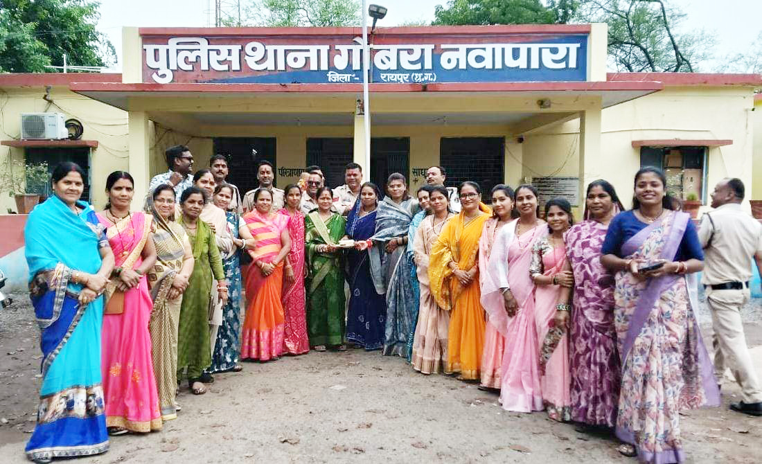 महिला मोर्चा ने सिपाहियों की कलाई पर बांधा रक्षा सूत्र