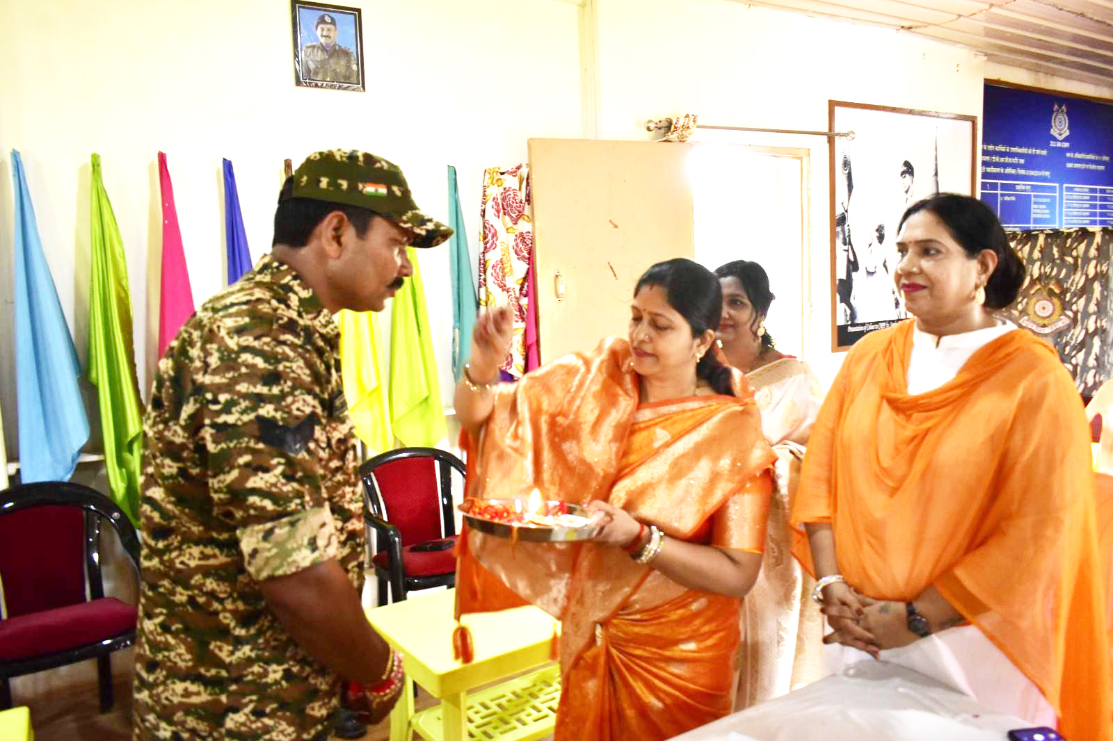 स्टेला फाउंडेशन की बहनों ने सीआरपीएफ जवानों को बांधी राखी