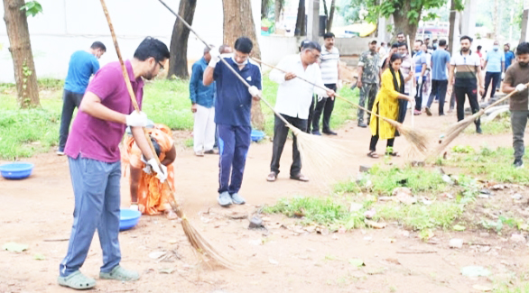 हर घर तिरंगा, हर घर स्वच्छता के थीम पर  भूतेश्वरनाथ परिसर में चला स्वच्छता अभियान