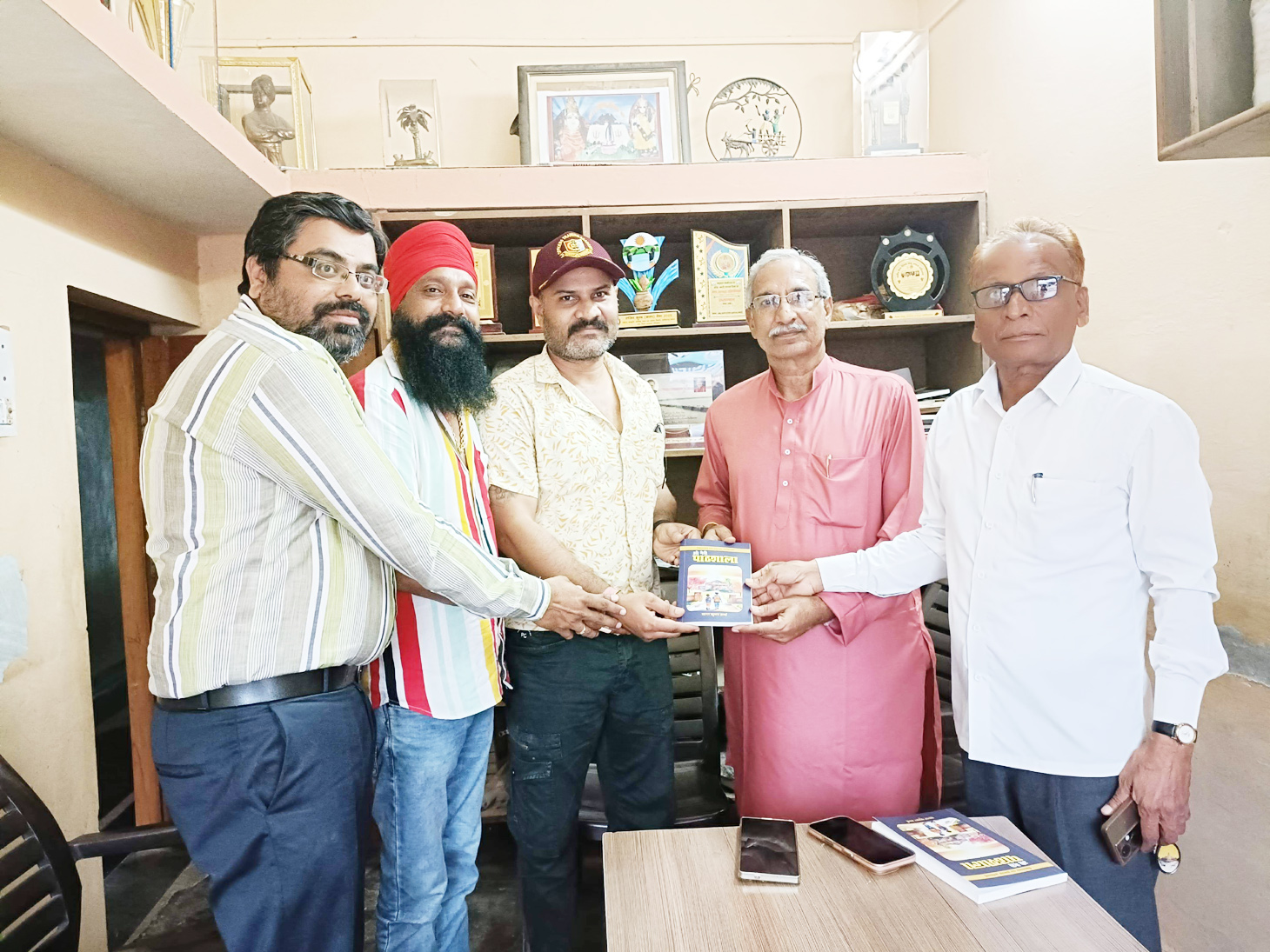 चन्दूलाल साहू ने की पुस्तक  ‘ओ मेरी पाठशाला’ की सराहना