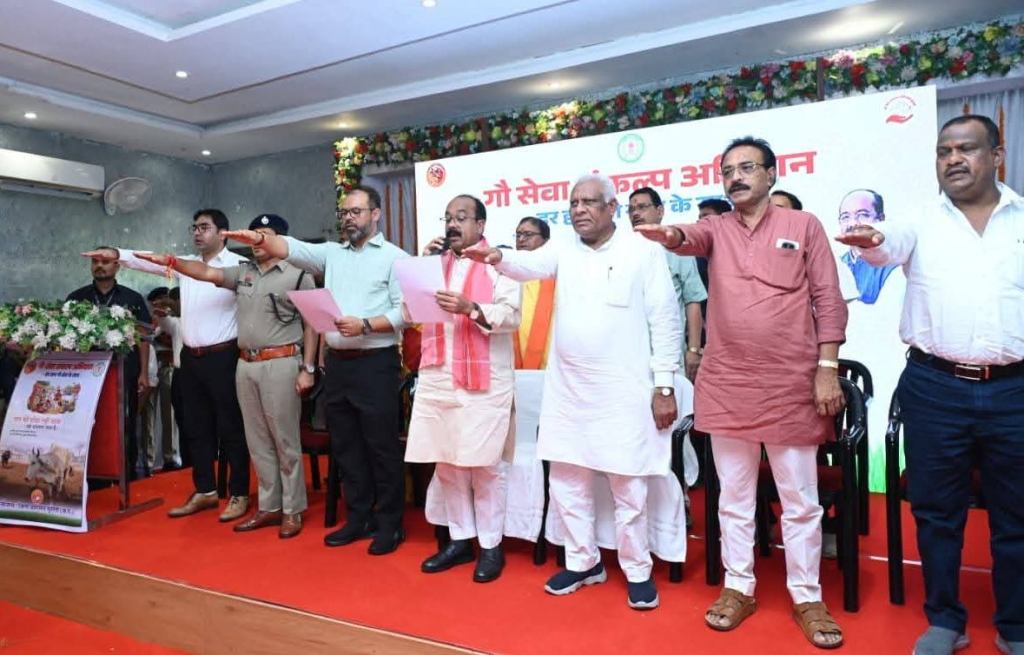 सड़कों पर नहीं छोड़ेंगे गौवंश को, डिप्टी सीएम सहित लोगों ने लिया सेवा का संकल्प 