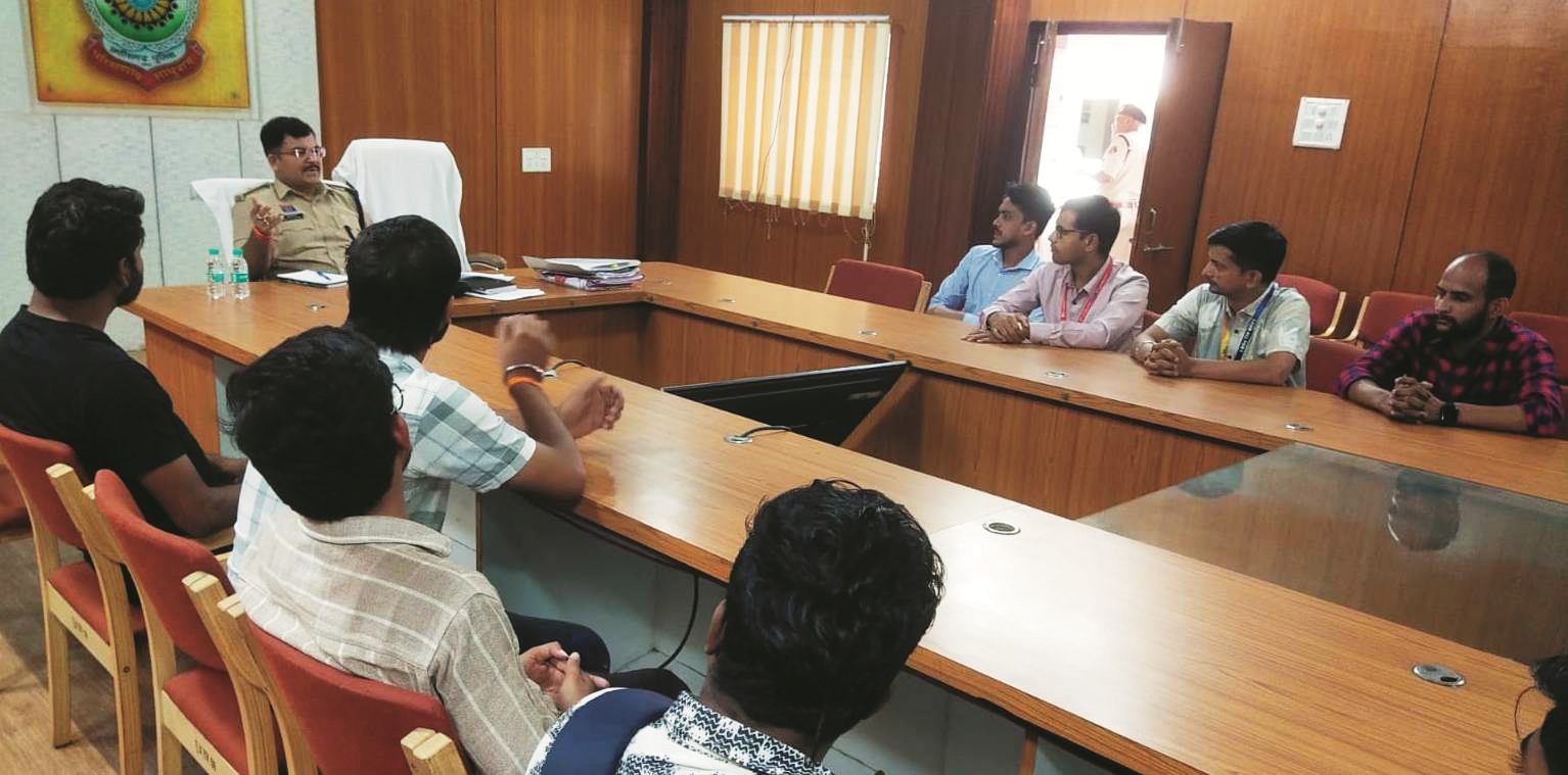 प्रतिबंधित सामानों व दवाओं के आर्डर व डिलीवरी को लेकर ली जानकारी