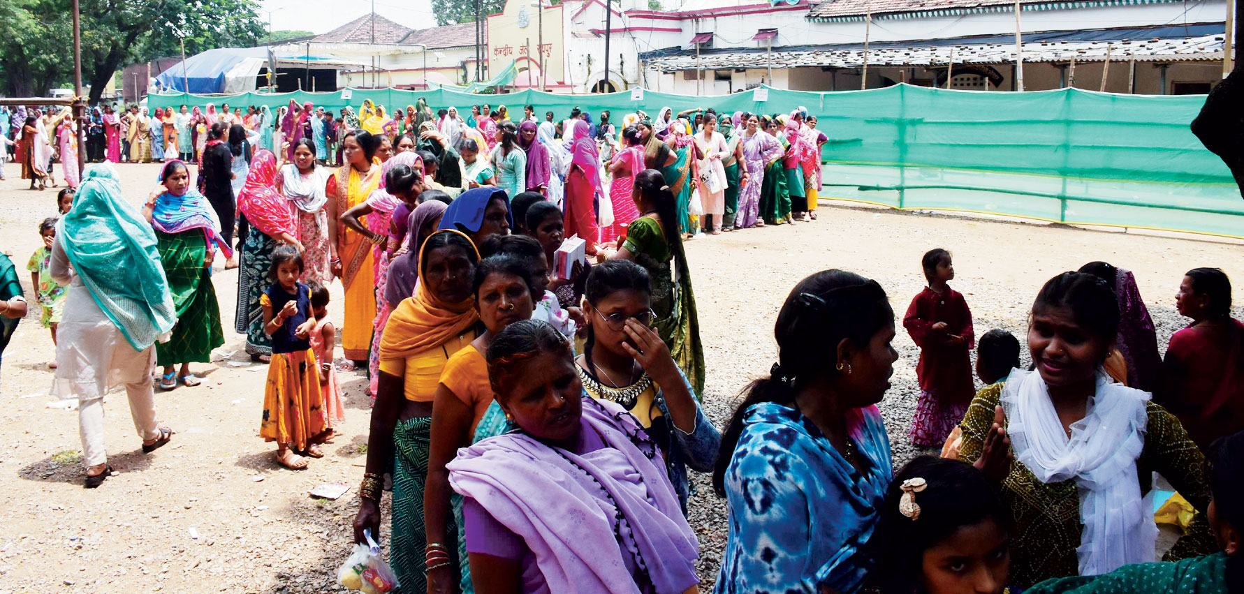 कैदी, बंदियों की कलाई सजी