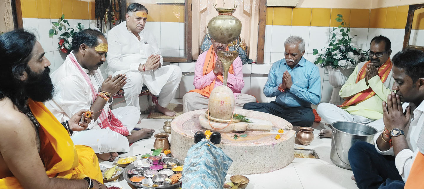 नीलकंठ महादेव का जड़ी बूटियों से रुद्राभिषेक