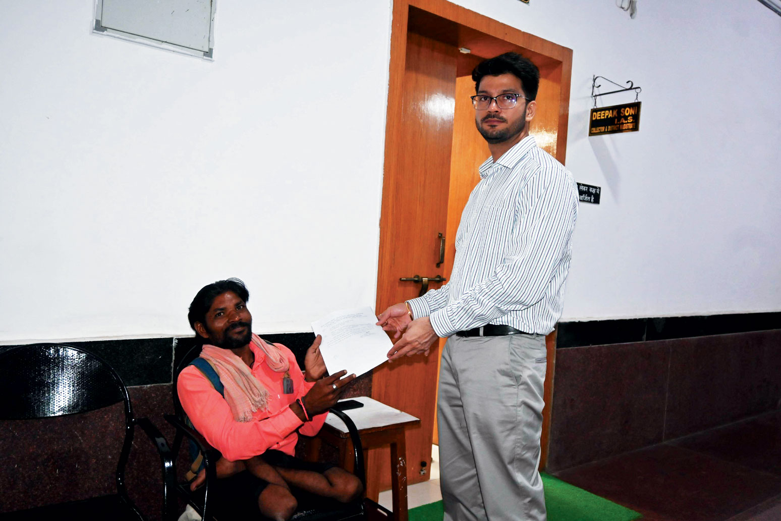 खबर का असर: कलेक्टर जनदर्शन से पुरुषोत्तम की समस्या हल