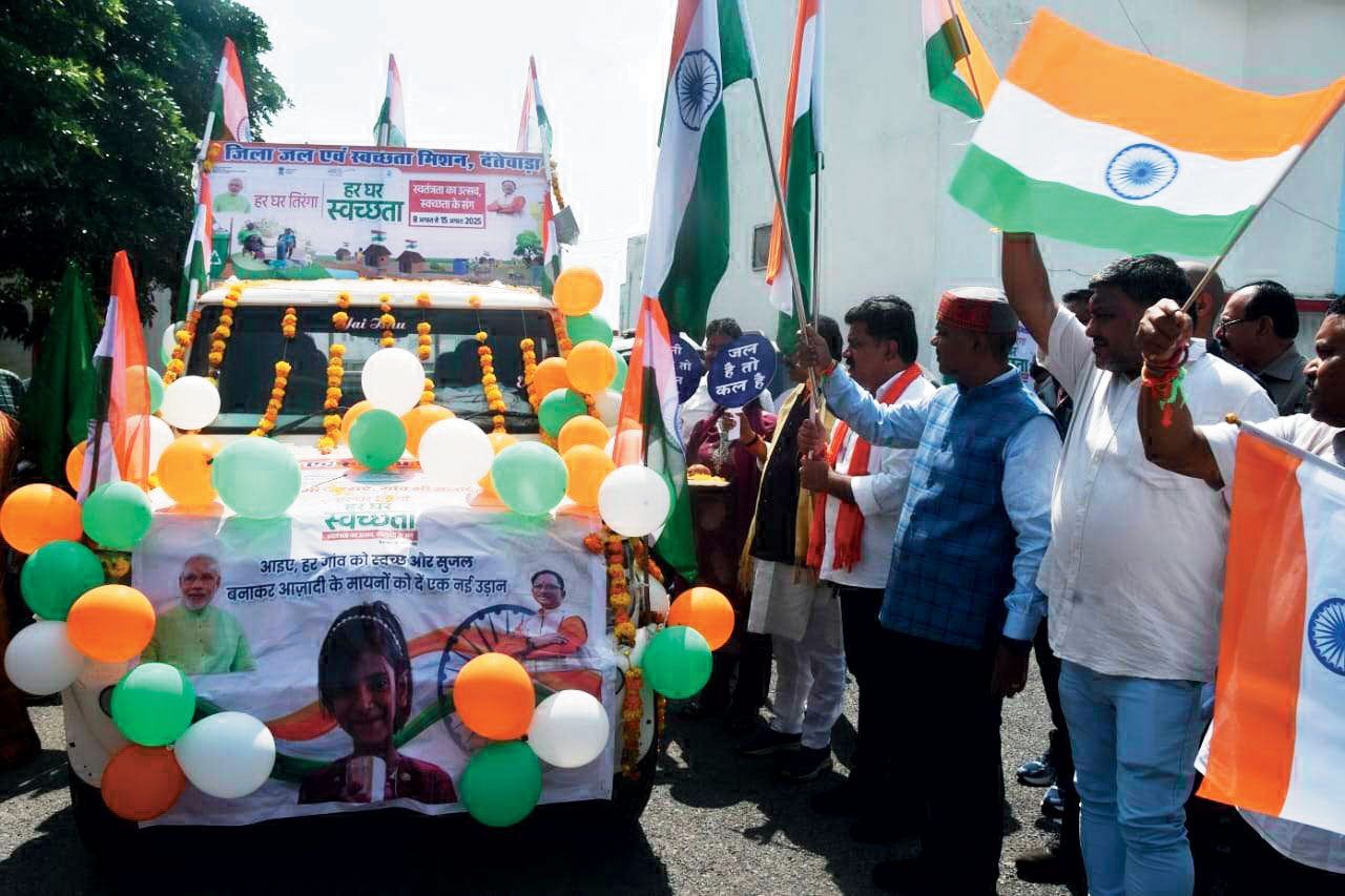 डिप्टी सीएम-वन मंत्री ने स्वच्छता रथ को दिखाई हरी झंडी, रोपे पौधे