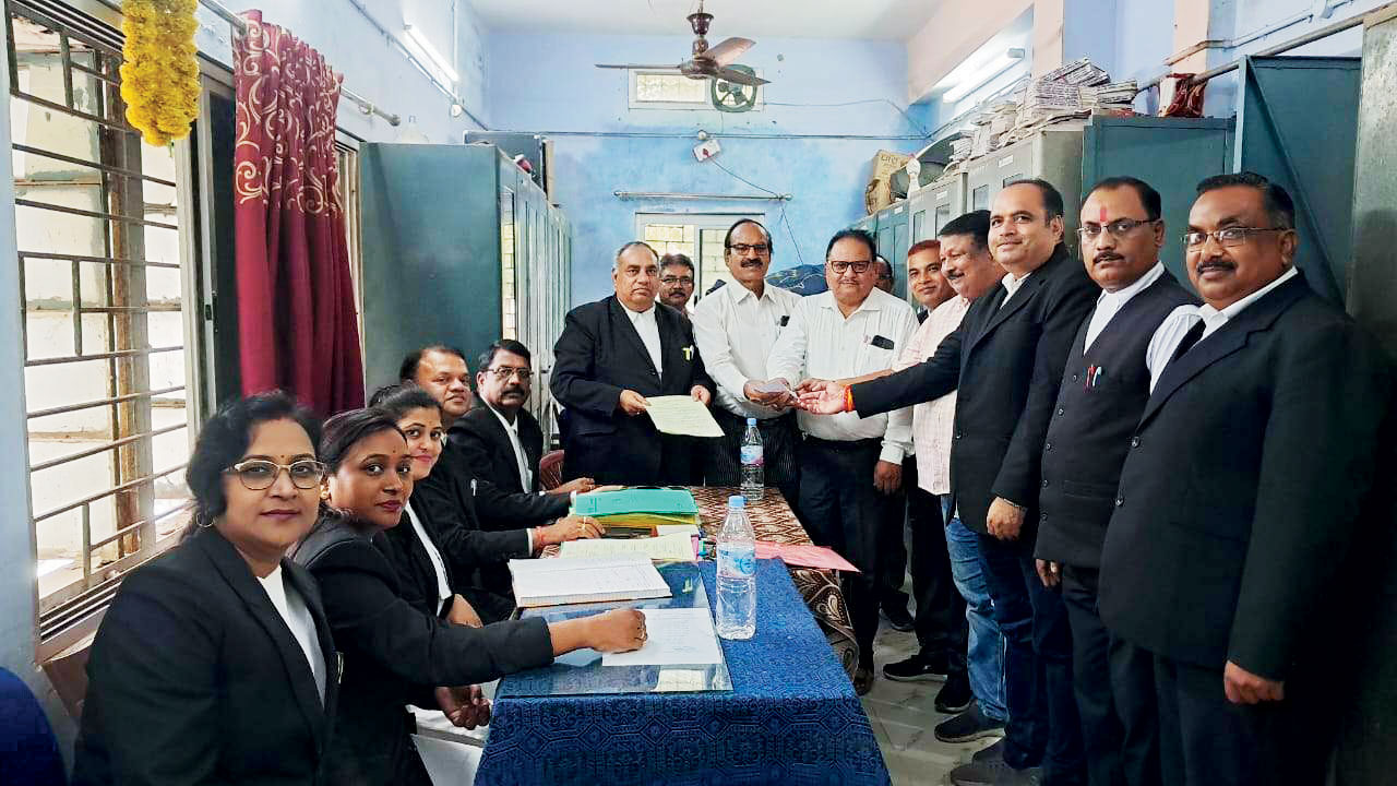अधिवक्ता संघ चुनाव: अध्यक्ष,उपाध्यक्ष,सचिव व कोषाध्यक्ष के लिए कई दावेदारों ने भरा नामांकन
