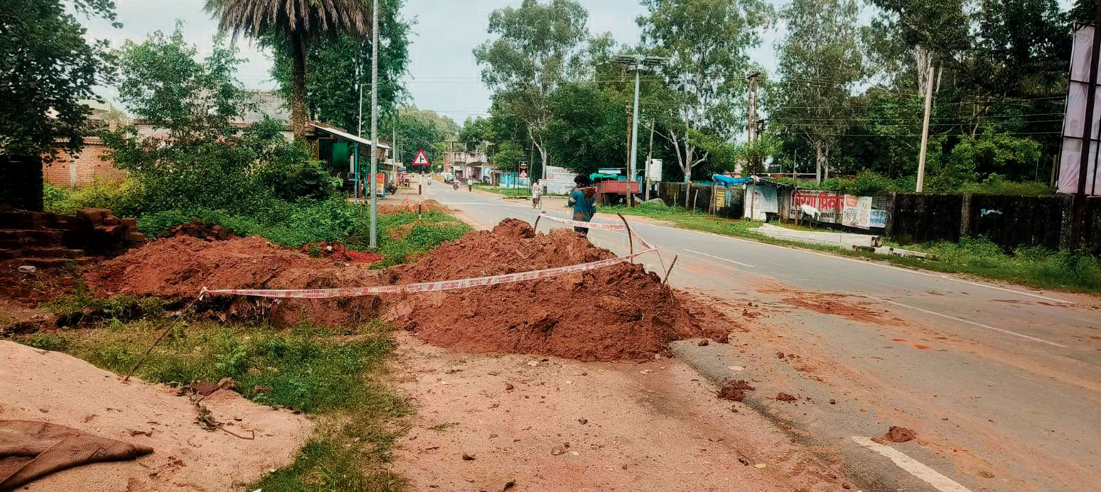 एयरटेल की जगह-जगह खुदाई,सडक़ पर छोड़ा मलबा, वाहन पेड़ से टकराई