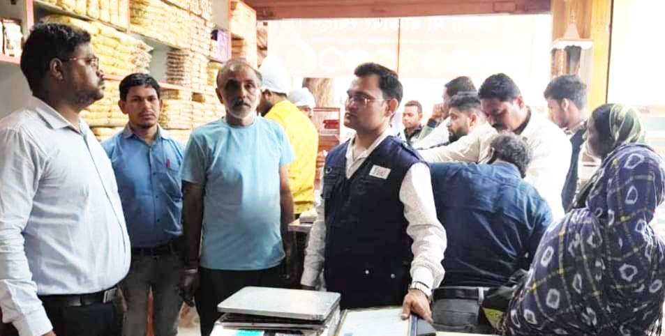 मिठाइयों की गुणवत्ता जांच में 6 नमूने अमानक पाए गए, मौके पर किए नष्ट