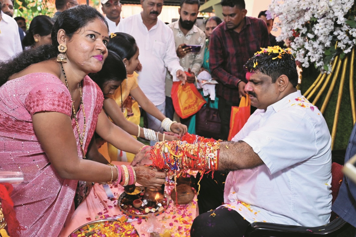 विधायक गजेन्द्र को सैकड़ों ने बांधी राखी