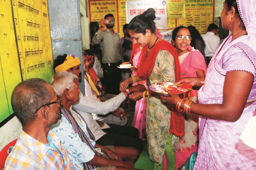 पीएम आवास हितग्राहियों को बहनों ने बांधी राखी 