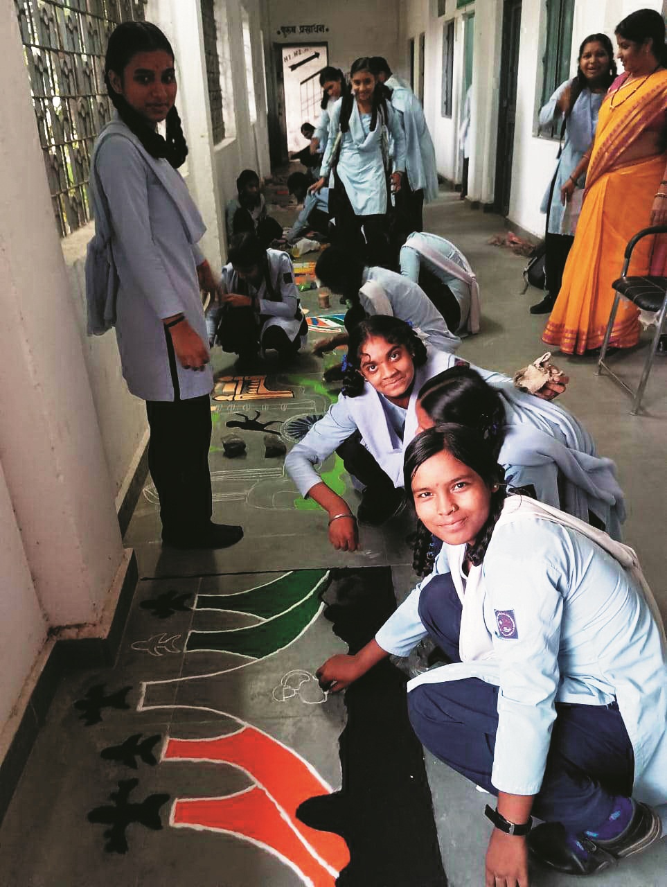  कबाड़ से जुगाड़ के तहत स्वच्छता दीदीयों ने पुराने सामानों से किया कलात्मक वस्तुओं का निर्माण