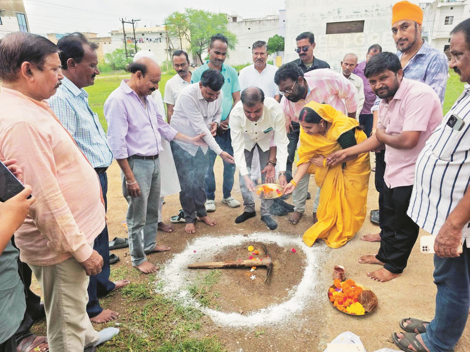 महापौर ने सड़क व नाली निर्माण  के लिए किया भूमिपूजन
