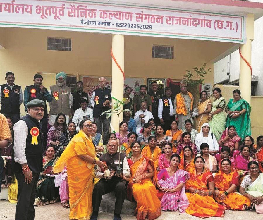 शहर के सामाजिक व धार्मिक महिला संगठनों की बहनों ने सैनिक भाईयों को बांधी राखी