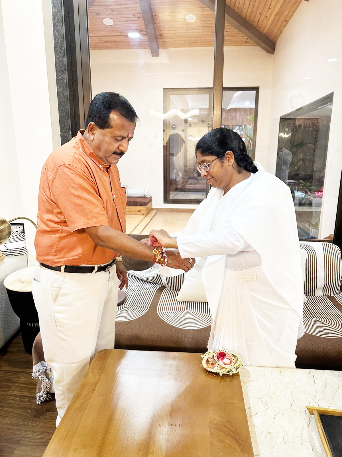 पालिका अध्यक्ष को प्रजापिता ब्रम्हकुमारी बहनों ने बांधी राखी