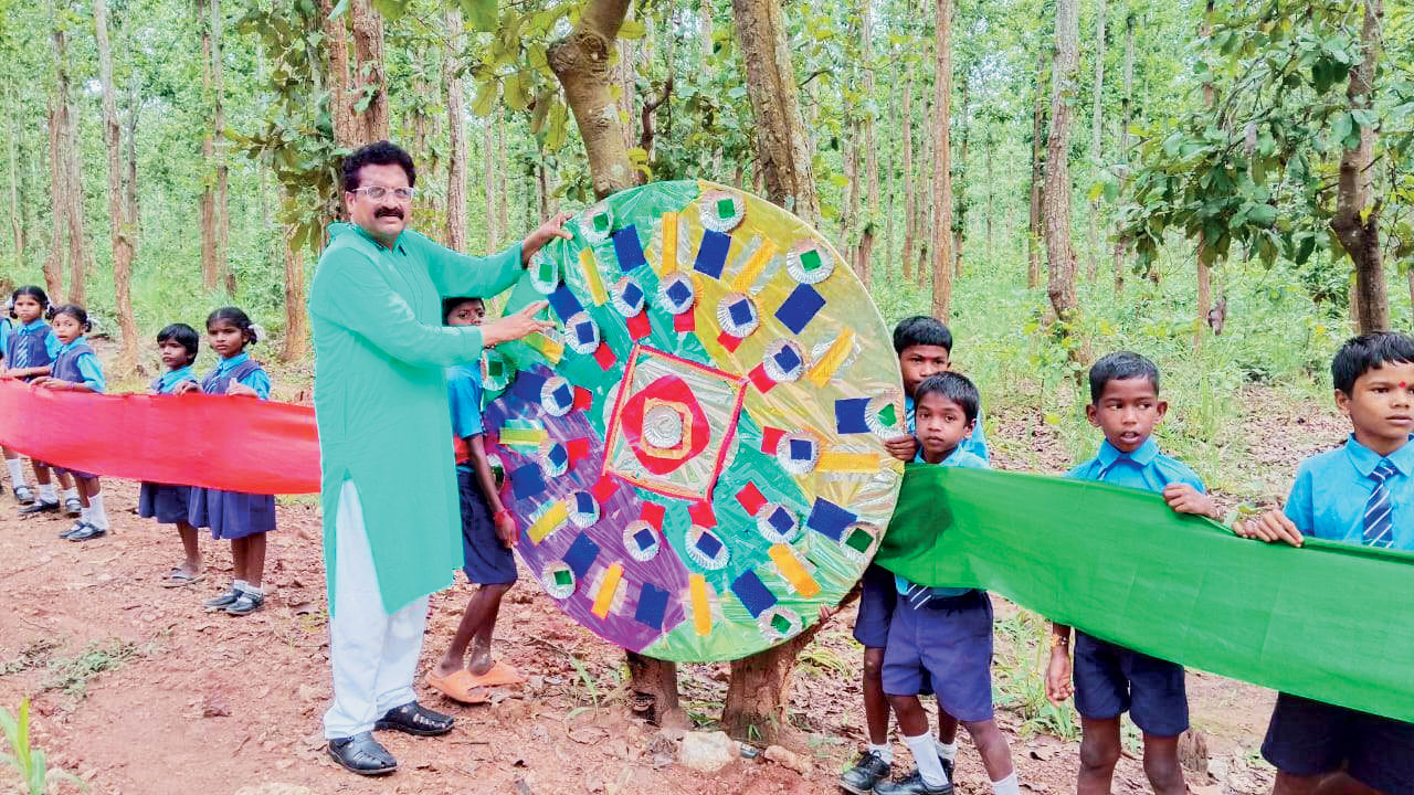 नन्हे हाथों ने पेड़ों को विशाल राखी बांध दिया पर्यावरण संरक्षण का संदेश