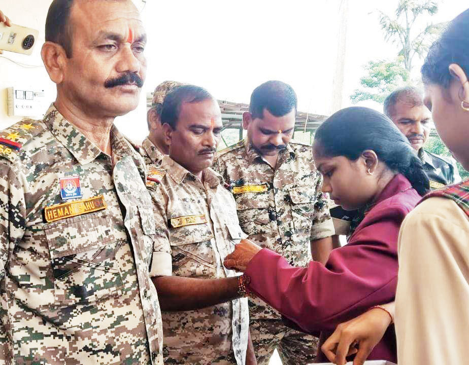 छात्राओं व मातृशक्ति ने पुलिस जवानों को बांधी राखी