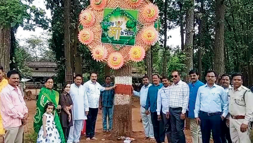 वन विभाग ने 5 फीट लंबी राखी बांध दिया पर्यावरण संरक्षण का संदेश