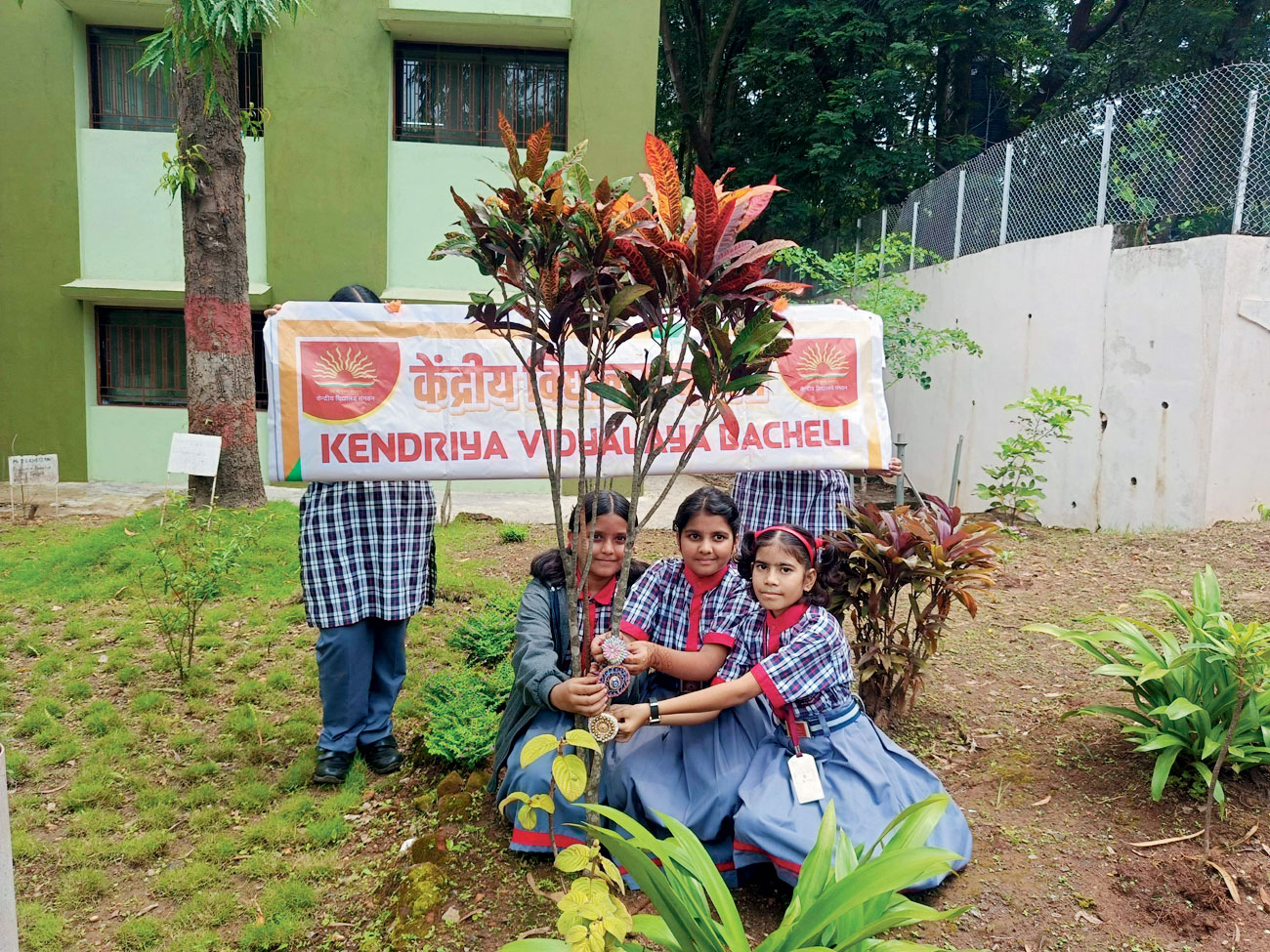 केंद्रीय विद्यालय बचेली में ‘एक राखी रक्षा की’ अभियान