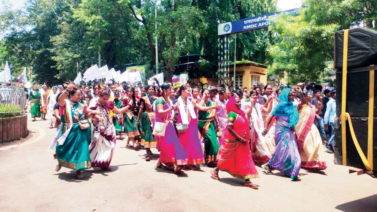 विश्व आदिवासी दिवस की धूम, पारंपरिक वेशभूषा में बिखेरे रंग, निकाली रैली