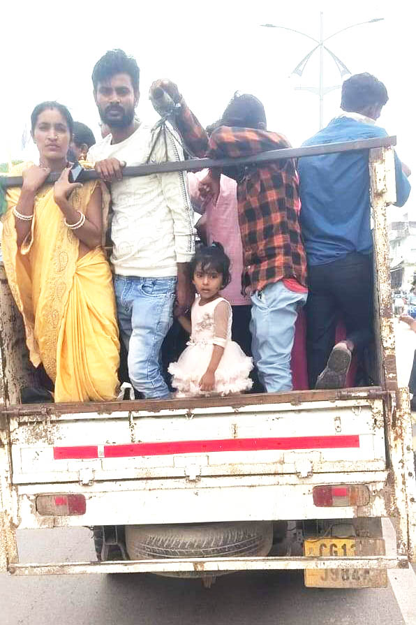 मालवाहक में यात्री परिवहन, 5-5 हजार का ई-चालान