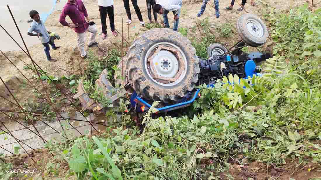ट्रैक्टर पलटा, चालक की मौत 