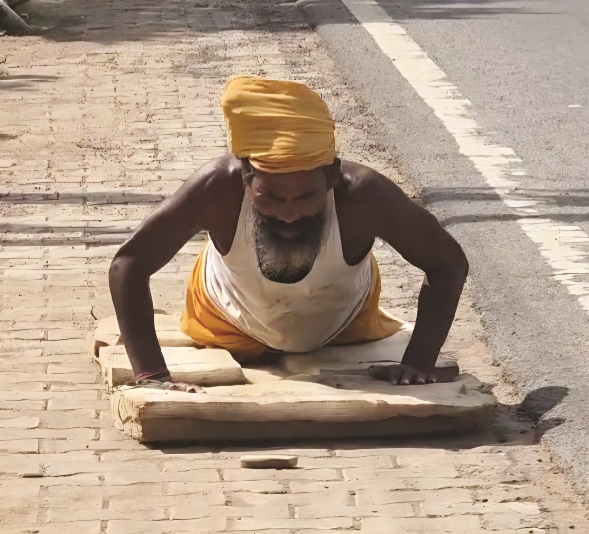 दंडप्रमाण यात्रा करते बालक शरण दास पहुंचे कोण्डागांव