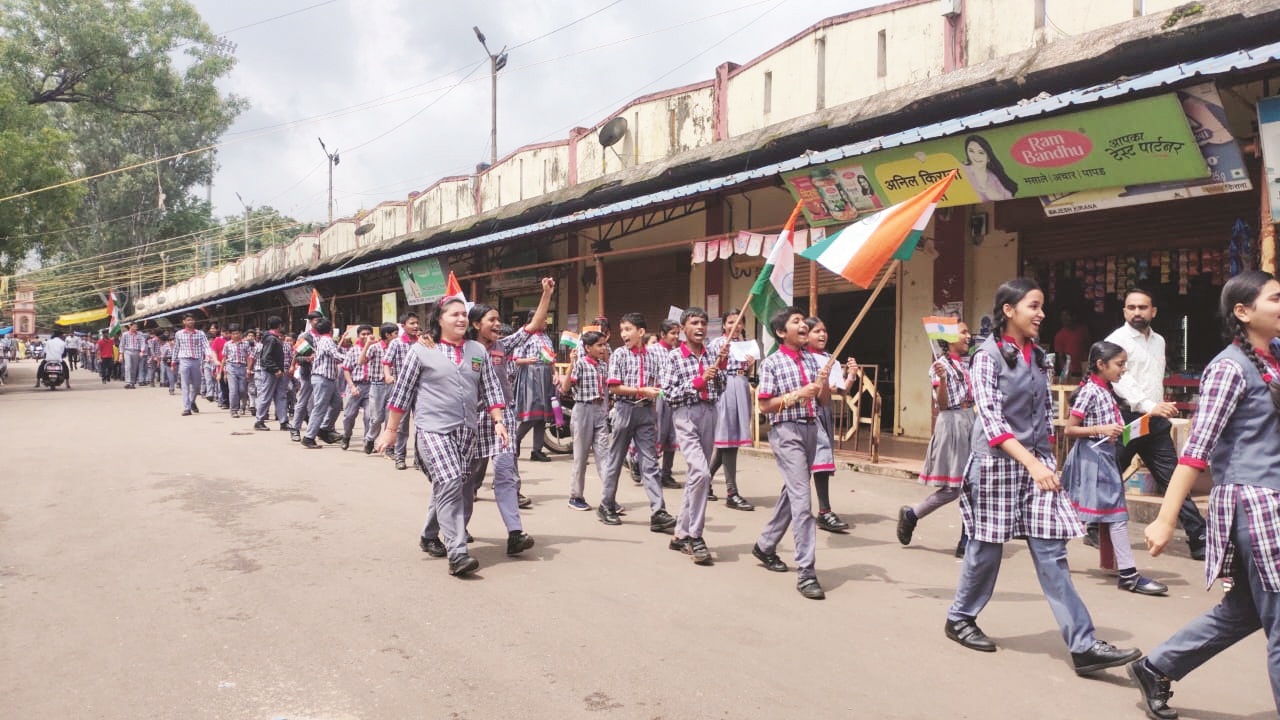 केंद्रीय विद्यालय बचेली के बच्चों  ने निकाली तिरंगा रैली 
