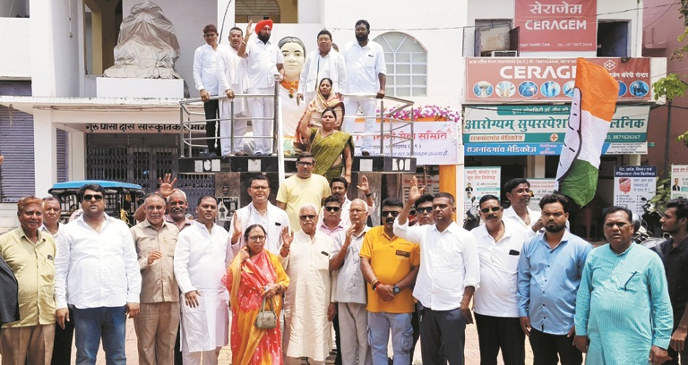 मिनीमाता की प्रतिमा में कांग्रेसियों ने किया माल्यार्पण्