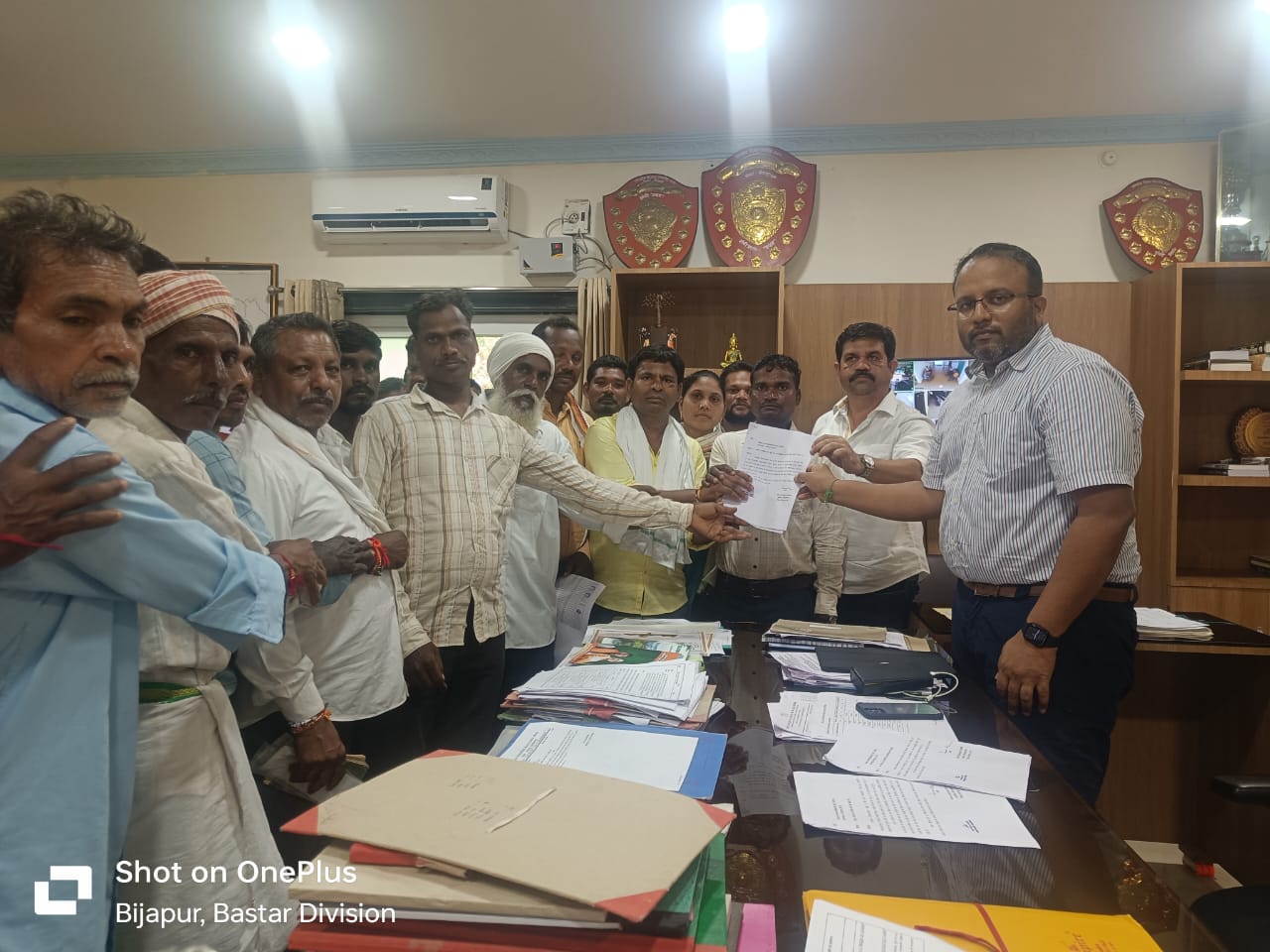 भद्राकाली के पैतृक जमीन और वन अधिकार पट्टे दिलाने की मांग, विधायक- कलेक्टर को ज्ञापन