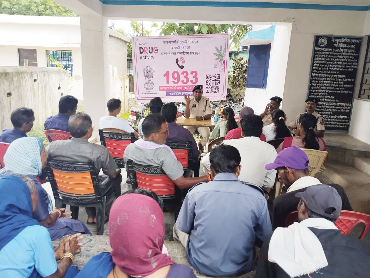 मेधावी छात्राओं, शिक्षकों  व कोटवार का सम्मान