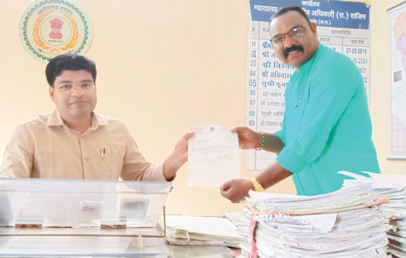 नहर पानी व डीएपी खाद के लिए अफसर से मिले सभापति साहू