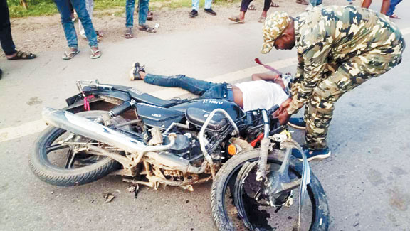वाहन की टक्कर से बाइक सवार युवक गंभीर