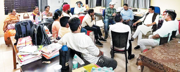 एसडीएम के आश्वासन के बाद,  विधायक का धरना-प्रदर्शन स्थगित