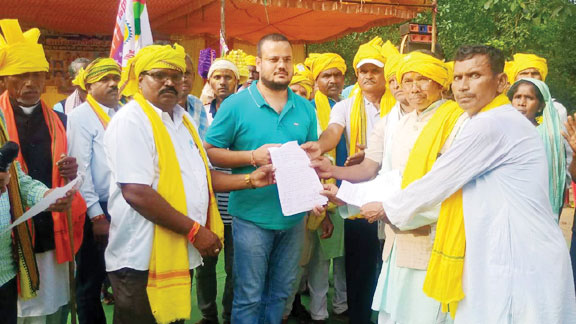 आदिवासी दिवस पर जल जंगल जमीन के संरक्षण का राज्यपाल के नाम सौंपा ज्ञापन