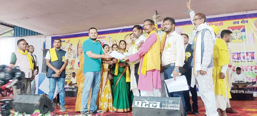 आदिवासी दिवस पर निकाली रैली, सम्मान