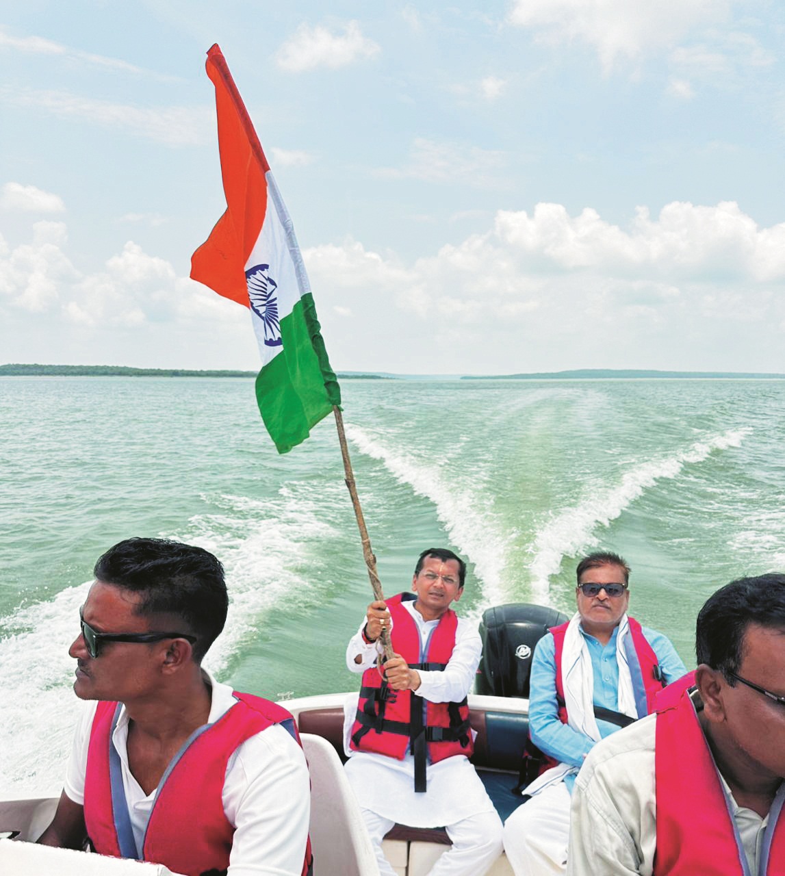 गंगरेल की लहरों में तिरंगा लहराया