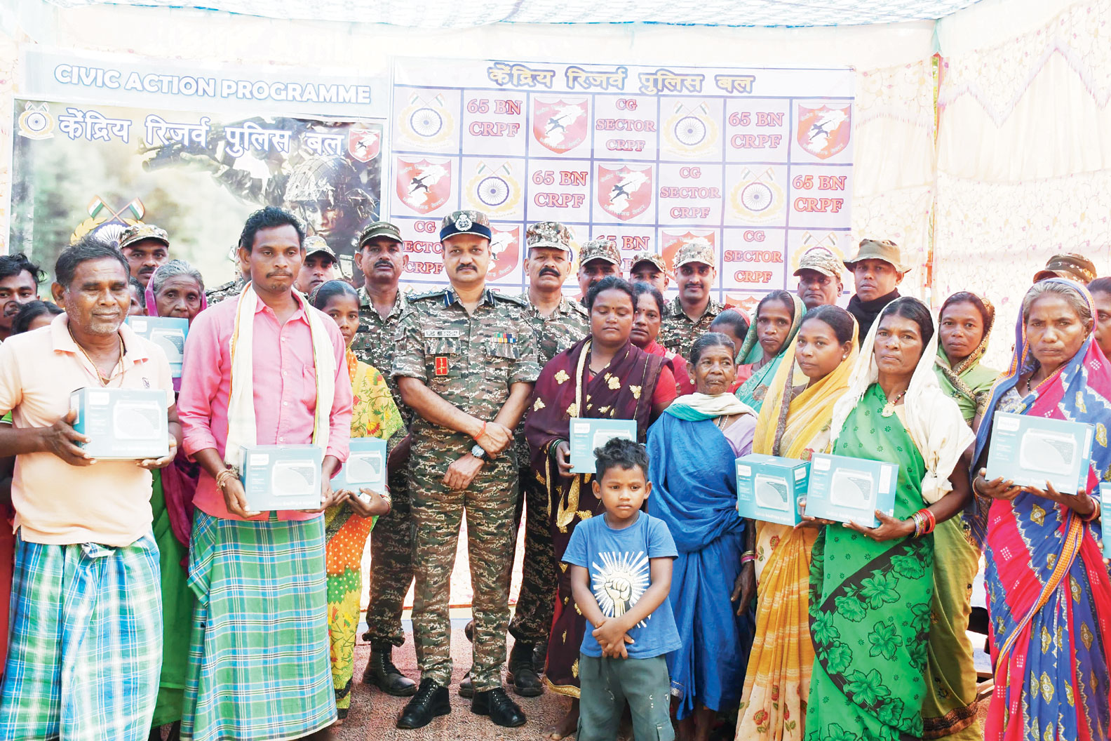 सिविक एक्शन कार्यक्रम में बांटे रेडियो,   ग्रामीणों को भय मुक्त जीने किया प्रोत्साहित
